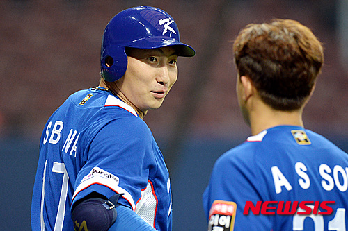 【서울=뉴시스】박영태 기자 = 3일 오후 서울 고척스카이돔구장에서 프리미어12에 참가하는 야구대표팀 첫 훈련에서 나성범이 손아섭과 이야기를 나누고 있다. 한국시리즈를 마치고 완전체가 된 대표 팀 선수들은 4, 5일 쿠바 대표 팀과 두 차례 평가전을 갖는다. 두 팀은 8일 개막하는 국가대항전 '2015 프리미어 12' 대회를 앞두고 실전 점검 차원에서 맞대결한다. 2015.11.03. since1999@newsis.com