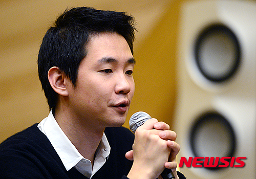 【서울=뉴시스】조성봉 기자 = 3일 오후 서울 용산구 이태원 스트라디움에서 열린 ‘2005년 쇼팽 콩쿠르 3위 임동혁 새 앨범 '쇼팽 : 전주곡집' 쇼케이스 및 기자간담회에서 임동혁이 취재진의 질문에 답변하고 있다. 2015.11.03.&nbsp; suncho21@newsis.com