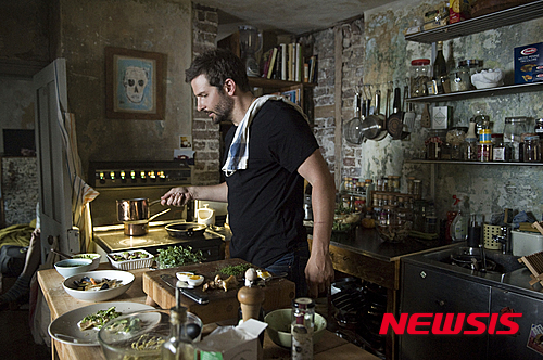 【서울=뉴시스】신진아 기자 = ‘더 셰프’는 한창 뜨기 시작한 이 직업군의 현재와 미래를 가늠해 보게 한다. 동시에 어느 직업군에나 다 해당되는 성공과 좌절, 재기의 과정을 그렸다. jashin@newsis.com
