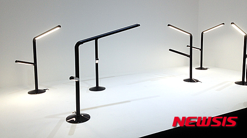 【광주=뉴시스】류형근 기자 = 광주디자인센터는 광주디자인비엔날레에서 선보이고 있는 이탈리아의 세계적 디자이너 알렉산드로 멘디니의 작품 '테이블 램프'를 양산할 기업을 모집한다고 4일 밝혔다. 2015.11.04. (사진=광주디자인센터 제공)&nbsp; photo@newsis.com 