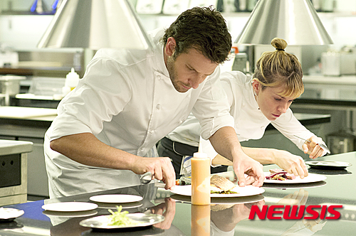 【서울=뉴시스】신진아 기자 = ‘더 셰프’는 한창 뜨기 시작한 이 직업군의 현재와 미래를 가늠해 보게 한다. 동시에 어느 직업군에나 다 해당되는 성공과 좌절, 재기의 과정을 그렸다. jashin@newsis.com