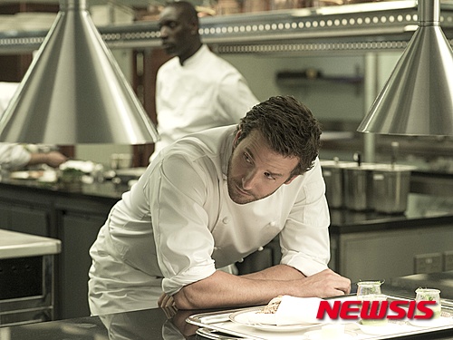 【서울=뉴시스】신진아 기자 = ‘더 셰프’는 한창 뜨기 시작한 이 직업군의 현재와 미래를 가늠해 보게 한다. 동시에 어느 직업군에나 다 해당되는 성공과 좌절, 재기의 과정을 그렸다. jashin@newsis.com