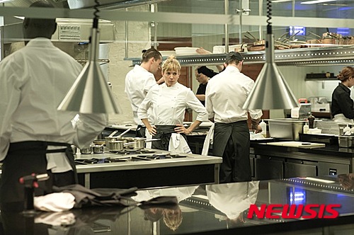 【서울=뉴시스】신진아 기자 = ‘더 셰프’는 한창 뜨기 시작한 이 직업군의 현재와 미래를 가늠해 보게 한다. 동시에 어느 직업군에나 다 해당되는 성공과 좌절, 재기의 과정을 그렸다. jashin@newsis.com