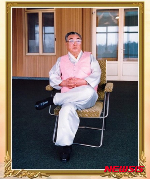 【서울=뉴시스】북한이 최근 인스타그램에 한복 입은 만년의 김일성 주석의 사진을 공개하고 주민들이 김 주석을 그리워하고 있다고 게재했다.&nbsp;&nbsp; 이 인스타그램은 조선의 오늘이 운영하며 김정일 위원장 어린 시절 가족사진을 올려 사회주의 혁명가들이 가정을 돌보지 않는다고 알려졌지만 사실이 아니라는 등 북한 지도자들을 미화했다. 2015.11.05. (사진=북한 인스타그램)&nbsp;&nbsp; photo@newsis.com 