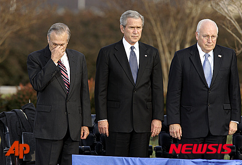 【 워싱턴= AP/뉴시스】조지 H W 부시 전 미국대통령이 오는 11월 발매될 전기에서 아들 조지 W 부시(가운데) 행정부의 핵심 각료인 딕 체니 전 부통령(오른쪽)과 도널드 럼즈펠드 전 국방장관을 처음으로 신랄하게 공개비판했다. 사진은 지난 2006년 12월 5일 워싱턴에서 열린 럼즈펠드 퇴임식에 참석한 세사람. 2015.11.05