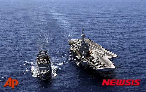 [시르테=AP/뉴시스] 프랑스 핵추진 항공모함 샤를 드골이 리비아 시르테 인근 해상에서 보급함 라뫼즈함과 나란히 항행하고 있다. 자료사진. 2025.12.21
