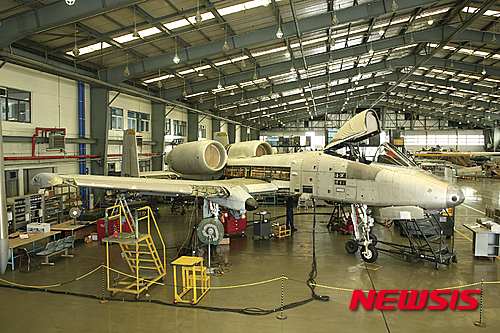 【서울=뉴시스】부산 강서구 소재 대한항공 테크센터에서 미 공군 항공기 A-10 기종이 정비를 받고 있다. 2015.11.06. (사진=대한항공 제공)