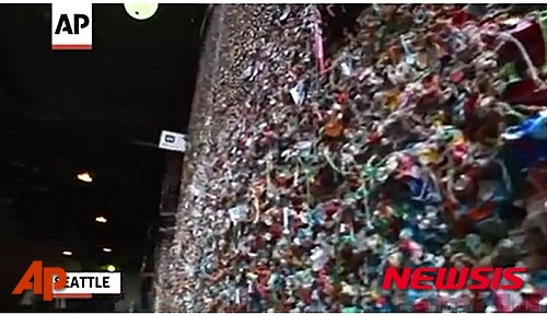 【시애틀=AP/뉴시스】미국 워싱턴주(州) 시애틀 재래시장 ‘파이크 플레이스 마켓’의 명물인 ‘껌벽’. 파이크 플레이스 마켓 보존발전 위원회는 지난 4일(현지시간) 껌이 100만개가 붙어 껌벽으로 유명한 포스트 앨리의 벽을 철거할 것이라고 밝혔다. 2015.11.08