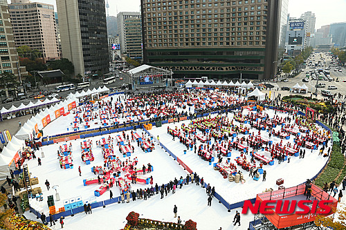 【서울=뉴시스】임태훈 기자 = 6일 서울광장에서 열린 제2회 김장문화제에서 참가자들이 김장김치를 만들고 있다. 유네스코 인류 무형문화유산에 김장이 등재된 것을 기념해 2회째 열리고 있는 이번 행사에는 외국인 등 6천여명이 참가했다. 2015.11.06.(사진=서울김장문화제 제공) photo@newsis.com