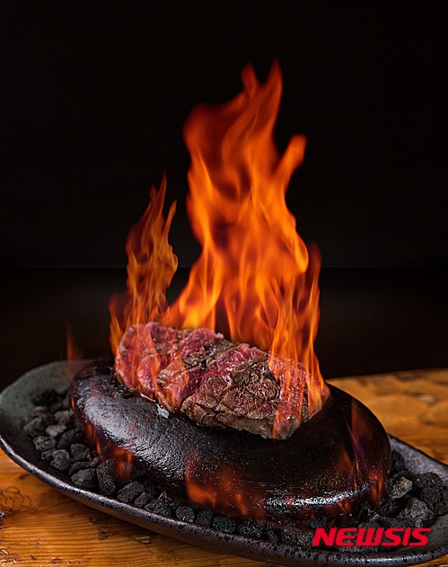 【서울=뉴시스】노보텔 앰배서더 서울 강남이 새로운 시그니처 메뉴 ‘플람베 비프 온 더 스톤’을 최근 선보였다. (사진=노보텔 앰배서더 서울 강남 제공)