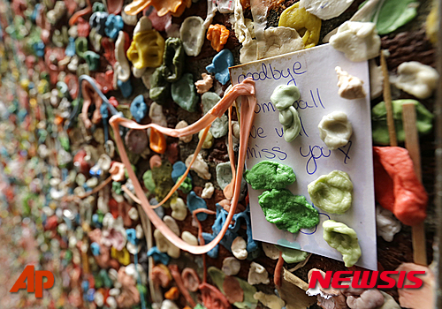 【샌프란시스코=AP/뉴시스】미국 워싱턴주 시애틀의 명물 '껌 벽'에 9일(현지시간) 누군가 "굿바이 껌 벽(Wall), 네가 그리울거야"라고 써놓은 메모가 붙어있다. 갖가지 색깔의 씹다만 껌들을 붙여놓은 이 벽은 곧 철거될 예정이다. 2015.11.10 