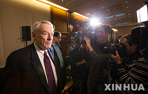 【 제네바= 신화/뉴시스】(세계반도핑기구(WADA) 산하 독립위원회의 리처드 파운드 위원장이 9일(현지시간) 스위스 제네바에서 육상계 도핑 실태에 관한 보고서를 발표하는 기자회견 후 방송카메라 앞을 지나고 있다. 이날 파운드 위원장은 러시아가 정부 차원에서 자국 육상선수들의 도핑(약물)을 지원하는 프로그램을 사실상 운영하고 있다고 강력히 비난했다. 2015.11.10 