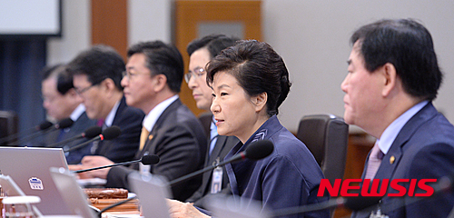 【서울=뉴시스】전진환 기자 = 박근혜 대통령이 10일 오전 청와대에서 열린 제48회 국무회의에 참석, 모두발언을 하고 있다. 2015.11.10.&nbsp;&nbsp; amin2@newsis.com