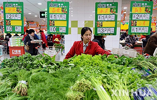 [베이징=신화/뉴시스] 중국 허베이(河北)성  창저우(滄州)에 있는 마트에서 직원이 야채를 정리하고 있다. 2024.08.10