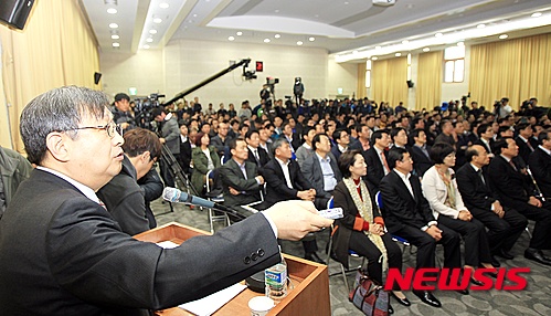 【제주=뉴시스】 고동명 기자= 10일 오전 제주도청에서 열린 '제주 공항인프라 확충 사전타당성 용역 최종 보고회'에서 한국항공대 김병종 교수가 용역 결과를 설명하고 있다.2015.11.10. kdm80@newsis.com