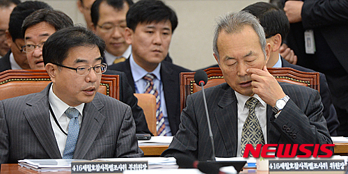 【서울=뉴시스】조수정 기자 = 10일 오전 서울 여의도 국회에서 열린 농림축산식품해양수산위원회 전체회의에 앞서 이석태 세월호특조위원장이 이헌 부위원장과 대화하고 있다. 이날 농해수위는 4.16 세월호참사특별조사위원회의 기간 연장 재논의를 두고 여야가 언성을 높여 위원장 직권으로 정회됐다. 2015.11.10.chocrystal@newsis.com