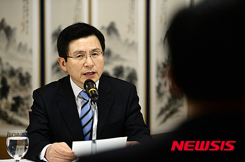 【서울=뉴시스】박문호 기자 = 황교안 국무총리가 노동개혁 관련 본격적인 법안심사를 앞둔 10일 오후 서울 종로구 삼청동 총리공관에서 열린 새누리당 환노위 위원 및 노동시장선진화특위 위원 간담회에서 모두발언을 하고 있다.&nbsp;&nbsp; 이 자리에는 당 노동시장선진화 특위 이인제 위원장과 권성동 의원을 비롯한 국회 환경노동위원회 여당 소속 의원들, 정부측에서는 황 총리를 비롯해 추경호 국무조정실장, 조경규 국무2차장, 심오택 비서실장 등이 참석했다. 2015.11.10.&nbsp;&nbsp; go2@newsis.com 