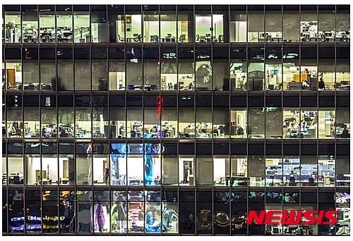 【서울=뉴시스】<기업사진공모전 대상 아빠는 야근중>