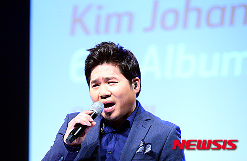 【서울=뉴시스】박영태 기자 = 11일 오후 서울 강남구 청담동 일지아트홀에서 진행된 가수 김조한의 6집 앨범 ‘Once in a Lifetime' 음악감상회에서 김조한이 열창하고 있다. 2015.11.11. since1999@newsis.com