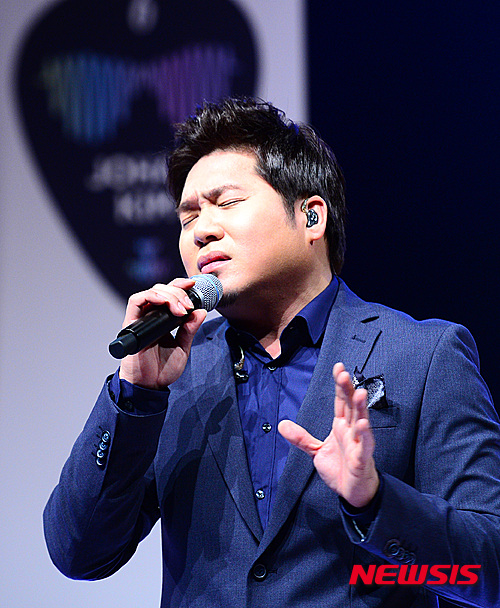 【서울=뉴시스】박영태 기자 = 11일 오후 서울 강남구 청담동 일지아트홀에서 진행된 가수 김조한의 6집 앨범 ‘Once in a Lifetime' 음악감상회에서 김조한이 열창하고 있다. 2015.11.11. since1999@newsis.com