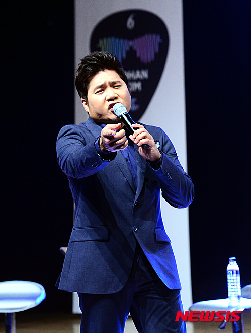 【서울=뉴시스】박영태 기자 = 11일 오후 서울 강남구 청담동 일지아트홀에서 진행된 가수 김조한의 6집 앨범 ‘Once in a Lifetime' 음악감상회에서 김조한이 열창하고 있다. 2015.11.11. since1999@newsis.com