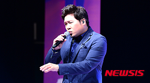 【서울=뉴시스】박영태 기자 = 11일 오후 서울 강남구 청담동 일지아트홀에서 진행된 가수 김조한의 6집 앨범 ‘Once in a Lifetime' 음악감상회에서 김조한이 열창하고 있다. 2015.11.11. since1999@newsis.com