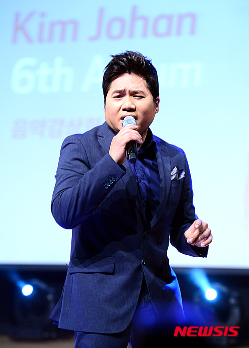 【서울=뉴시스】박영태 기자 = 11일 오후 서울 강남구 청담동 일지아트홀에서 진행된 가수 김조한의 6집 앨범 ‘Once in a Lifetime' 음악감상회에서 김조한이 열창하고 있다. 2015.11.11. since1999@newsis.com