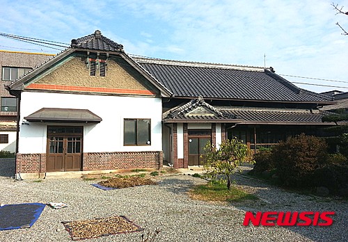 【나주=뉴시스】이창우 기자 = 11일 전남 나주시에 따르면 일제 강점기 전남지역 내륙 수탈의 전진기지였던 전남 나주 영산포구 일대 건축물과 거리가 관광자원으로 새롭게 활용된다. 사진은 일제 강점기 호남지역 최대 지주 중 한 명이었던&nbsp; 쿠로즈미 이타로(흑주저태랑·黑住猪太郞) 저택.&nbsp; 나주 영산동에 소재한 이 건물은 지난 2013년 4월 복원됐지만 활용방안을 찾지 못한 채 시설이 2년째 잠자고 있다. 2015.11.11&nbsp;&nbsp;&nbsp; lcw@newsis.com 