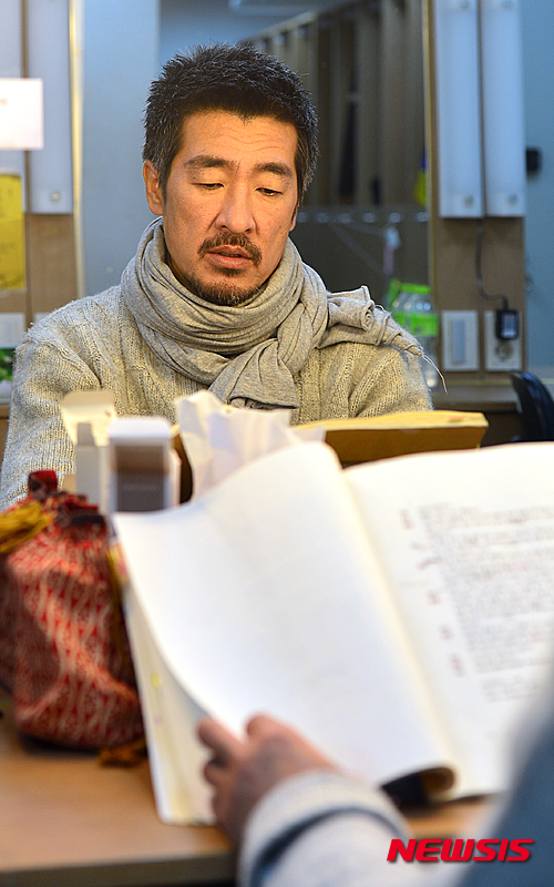 【서울=뉴시스】김동민 기자 = 연극 '조씨고아, 복수의 씨앗(국립극단 제작, 연출 고선웅)'에서 정영 역을 맡은 중견 배우 하성광이 11일 오후 서울 중구 명동예술극장에서 열린 뉴시스와인터뷰에 앞서 대본을 살피고 있다. 배우 하성광을 비롯해 장두이, 임홍식, 이영석, 유순웅, 조연호 등 연기파 배우들이 출연하는 연극 ‘조씨고아, 복수의 씨앗’은 22일까지 명동예술극장에서 선보인다. 2015.11.11. life@newsis.com