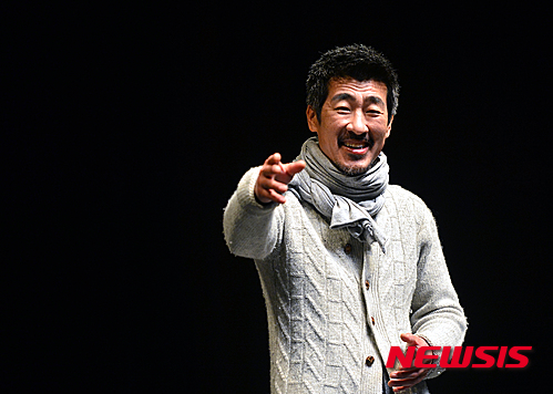 【서울=뉴시스】김동민 기자 = 연극 '조씨고아, 복수의 씨앗(국립극단 제작, 연출 고선웅)'에서 정영 역을 맡은 중견 배우 하성광이 11일 오후 서울 중구 명동예술극장에서 열린 뉴시스와인터뷰에 앞서 사진 촬영을 하고 있다. 배우 하성광을 비롯해 장두이, 임홍식, 이영석, 유순웅, 조연호 등 연기파 배우들이 출연하는 연극 ‘조씨고아, 복수의 씨앗’은 22일까지 명동예술극장에서 선보인다. 2015.11.11. life@newsis.com