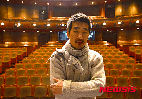 【서울=뉴시스】김동민 기자 = 연극 '조씨고아, 복수의 씨앗(국립극단 제작, 연출 고선웅)'에서 정영 역을 맡은 중견 배우 하성광이 11일 오후 서울 중구 명동예술극장에서 열린 뉴시스와인터뷰에 앞서 사진 촬영을 하고 있다. 배우 하성광을 비롯해 장두이, 임홍식, 이영석, 유순웅, 조연호 등 연기파 배우들이 출연하는 연극 ‘조씨고아, 복수의 씨앗’은 22일까지 명동예술극장에서 선보인다. 2015.11.11. life@newsis.com