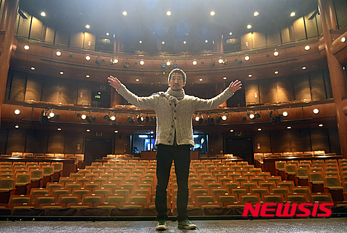 【서울=뉴시스】김동민 기자 = 연극 '조씨고아, 복수의 씨앗(국립극단 제작, 연출 고선웅)'에서 정영 역을 맡은 중견 배우 하성광이 11일 오후 서울 중구 명동예술극장에서 열린 뉴시스와인터뷰에 앞서 사진 촬영을 하고 있다. 배우 하성광을 비롯해 장두이, 임홍식, 이영석, 유순웅, 조연호 등 연기파 배우들이 출연하는 연극 ‘조씨고아, 복수의 씨앗’은 22일까지 명동예술극장에서 선보인다. 2015.11.11. life@newsis.com