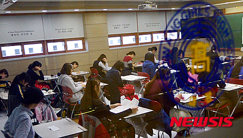 【광주=뉴시스】류형근 기자 = 2016학년도 대학수학능력시험일인 12일 오전 광주 남구 주월동 대광여자고등학교(제26지구 제21시험장)에서 수험생들이 차분하게 시험을 준비하고 있다. 2015.11.12.&nbsp; hgryu77@newsis.com