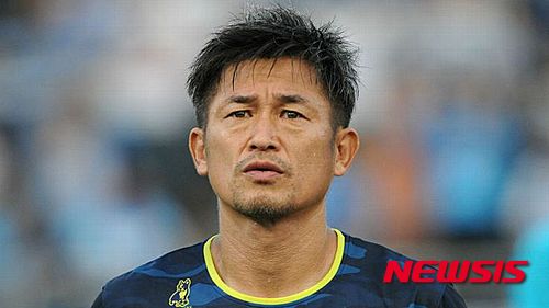【서울=뉴시스】일본 프로축구 요코하마(橫浜) FC의 미우라 가즈요시(三浦知良·48)가 11일 구단과 계약을 1년 더 연장하는데 합의해 세계 최고령 현역 프로축구 선수 기록을 갱신했다. <사진 출처 : ESPN> 2015.11.12