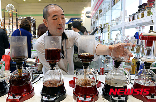 【서울=뉴시스】박영태 기자 = 12일 서울 강남구 삼성동 코엑스에서 열린 ‘2015서울카페쇼’에서 다양한 커피관련 제품들이 전시되어 있다. 커피전문 전시회인 2015 서울 카페쇼는 11월 12일부터 15일까지 서울 삼성동 코엑스에서 4일간 열린다. 2015.11.12. since1999@newsis.com