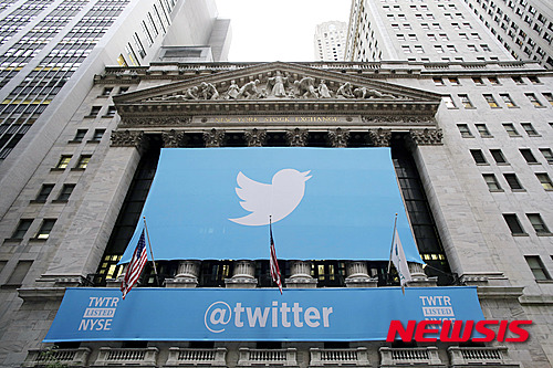 【서울=뉴시스】사진은 2013년 11월7일 상장한 소셜네트워크(SNS) 기업 트위터의 로고가 미국 뉴욕증권거래소(NYSE) 건물에 걸려 있는 모습. 2015.11.12.