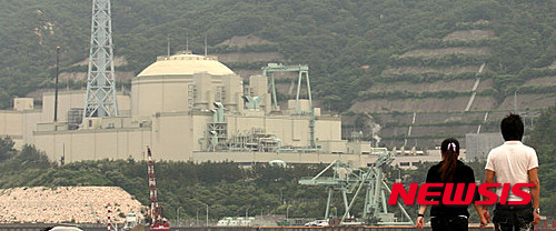 【서울=뉴시스】일본 원자력규제위원회(NRA)가 13일 오후 하세 히로시(馳浩) 문부과학상에게 고속증식로 몬주의 운영 주체를 교체할 것을 권고한다. 적절한 운영 주체를 찾지 못할 경우 1조엔의 국비가 투입된 몬주의 폐로 가능성도 있다고 일본 언론들은 전하고 있다. <사진 출처 : 허핑턴 포스트> 2015.11.13