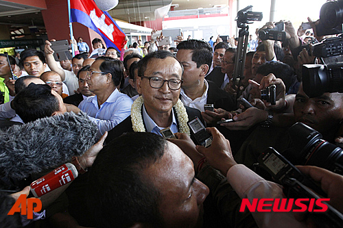【AP/뉴시스】2015년 11월13일 캄보디아 법원이 돌연 체포 영장을 발부한 야당 캄보디아국가구제당의 삼라인시 대표가 앞서 8월 프놈펜 국제공항 귀국길에 기자들에게 둘러싸여 있다. 2015. 11. 15.
