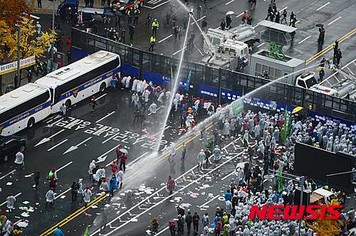 【서울=뉴시스】 경찰이 2015년11월14일 오후 서울 중구 시청 서울광장에서 민중총궐기대회를 마치고 청와대로 행진하려는 참가자들에게 물대포를 쏘고 있다. (사진 = 뉴시스DB) 2017.07.03. photo@newsis.com