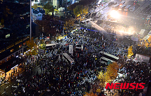 【서울=뉴시스】조성봉 기자 =&nbsp; 지난 2015년 11월14일 저녁 서울 중구 시청 서울광장에서 민중총궐기대회를 마친 참가자들이 청와대로 행진하자 경찰이 물대포를 쏘고 있다. 2015.11.14.suncho21@newsis.com