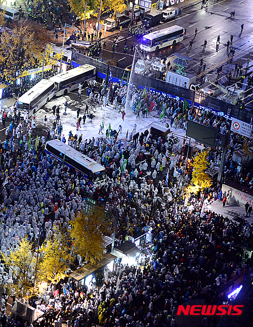 【서울=뉴시스】조성봉 기자 =&nbsp; 14일 저녁 서울 중구 시청 서울광장에서 민중총궐기대회를 마친 참가자들이 청와대로 행진하자 경찰이 물대포를 쏘고 있다. 민주노총, 전농 등 참가단체들은 이날 집회에서 정부가 추진하는 노동개혁과 역사 교과서 국정화 정책을 규탄하고 청년실업, 쌀값 폭락, 빈민 문제 등의 해결책 마련을 요구했다. 2015.11.14.suncho21@newsis.com