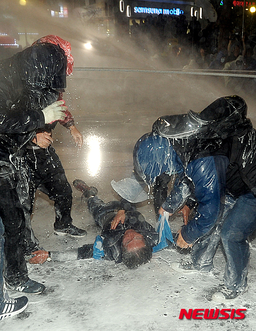 【서울=뉴시스】조성봉 기자 = 지난 2015년 11월14일 저녁 서울 광화문에서 열린 민중총궐기대회에서 백남기 농민이 경찰의 물대포를 직사로 맞고 쓰러져 있다. 2015.11.14.suncho21@newsis.com