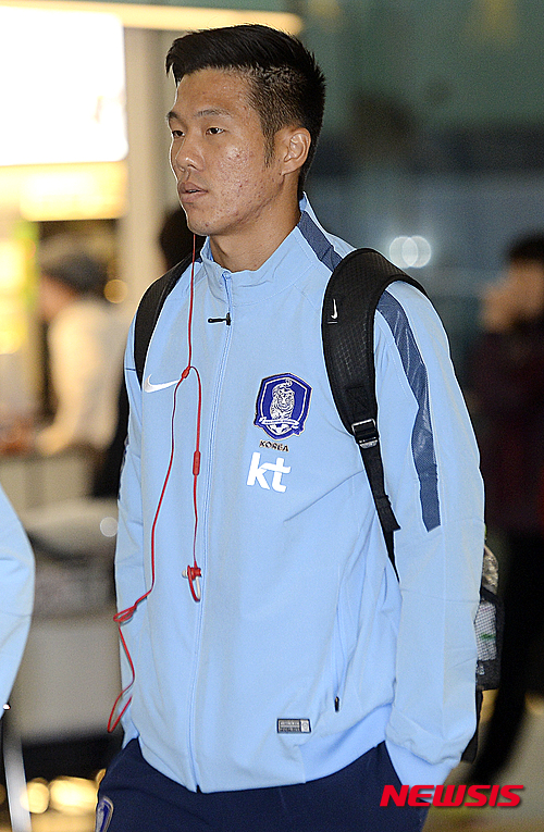 【인천공항=뉴시스】최진석 기자 = 축구 국가대표팀 석현준이 15일 오전 인천국제공항을 통해 2018 러시아 월드컵 2차 지역 예선 라오스와의 원정경기가 열리는 라오스로 출국하고 있다. 2015.11.15. myjs@newsis.com 