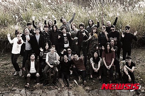 【서울=뉴시스】이재훈 기자 = 록그룹 '들국화'의 30년 전 1집 '행진'이 새롭게 탄생한다.&nbsp; CJ문화재단이 신인 뮤지션 지원 사업인 '튠업(Tune Up)'의 뮤지션들과 함께 들국화 1집 수록곡 10곡을 재해석한 '튠업 헌정 앨범-들국화 30'을 30일 발매한다.&nbsp; '한국 대중 음악 100대 명반'(2007년 8월 경향신문과 음악웹진 가슴네트워크 공동선정) 1위에 뽑힌 '행진'은 1985년 발표 당시 100만장 이상의 판매량을 기록했다. 언더그라운드 음반임에도 수록된 전곡이 큰 인기를 누렸다.&nbsp; 이번 앨범은 올해 3월부터 준비했다. 들국화의 언더그라운드 정신을 튠업 뮤지션들이 계승한다는 의미를 담았다. 약 9개월 만에 탄생한 앨범은 선곡부터 편곡, 노래에 이르기까지 제작 전반을 인디 뮤지션들이 맡았다.&nbsp; 퓨전 국악팀 '고래야'부터 하드 록밴드 '해리빅버튼'까지 다양한 색채를 가진 튠업 뮤지션들이 제작한 앨범인만큼 곡마다 해석과 개성이 다양하다.&nbsp; CJ문화재단은 "특정 음악인을 위한 헌정 앨범이 아닌, 앨범 전곡을 헌정한 건 국내에서 유례가 없다"고 알렸다. "앞으로 인디 특유의 언더그라운드 정신이 잘 반영된 국내 명반을 대상으로 매년 헌정 앨범을 제작, 발매할 계획"이라고 덧붙였다.&nbsp;&nbsp; 16일 빌리어코스티, 박소유, 블루 파프리카의 디지털 음원 공개를 시작으로 주 단위로 총 3회에 걸쳐 음원을 공개한다. 내년 1월15일 서울 마포구 광흥창 인근 CJ문화재단 아지트에서 이번 앨범에 참여한 뮤지션들이 모두 출연하는 음반 발매 기념 공연을 펼친다.&nbsp; realpaper7@newsis.com