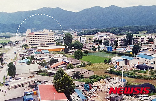  【증평=뉴시스】강신욱 기자 = 충북 증평군에 관광호텔이 10년 만에 들어설 것으로 보인다. 사진은 2005년 말 폐업한 옛 증평관광호텔(점선 원안) 전경. 2015.11.17.&nbsp;&nbsp; ksw64@newsis.com.