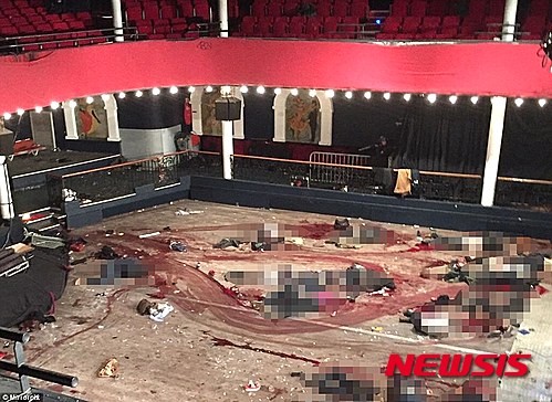 【서울=뉴시스】지난 13일(현지시간) 밤, 프랑스 파리 바타칼랑 콘서트홀이 테러로 피바다로 변했다. 같은 날 파리 전역 6곳에서 발생한 테러로 총 132명이 사망, 300명 이상이 부상을 당했다. 그 중 바타칼랑 콘서트홀에서만 89명이 사망했다. 사진은 테러 후 공연장 사진으로 바닥에는 희생자들이 흘린 피가 흥건하다. (사진출처: 데일리메일) 2015.11.17. 