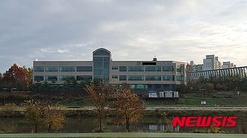 【성남=뉴시스】 이정하 기자 = 경기 성남시청 인근 분당구 야탑동 이대엽 전 성남시장의 친척이 소유한 이른바 야탑동 '갈매기살 단지(사진)'에 요양병원이 들어선다. 이 전 시장 시절 지속적인 용도변경 추진 등으로 특혜논란이 끊이지 않았던 곳으로, 시가 교통사고 발생 우려를 이유로 요양병원 개설을 불허했다가 최근 행정심판에서 졌다. 2015.11.17 jungha98@newsis.com