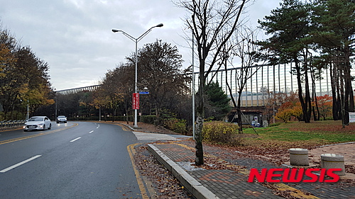 【성남=뉴시스】 이정하 기자 = 경기 성남시청 인근 분당구 야탑동 이대엽 전 성남시장의 친척이 소유한 이른바 야탑동 '갈매기살 단지'에 요양병원이 들어선다. 이 전 시장 시절 지속적인 용도변경 추진 등으로 특혜논란이 끊이지 않았던 곳으로, 시가 진출입로(사진) 부분의 교통사고 발생 위험을 이유로 요양병원 개설을 불허했다가 최근 행정심판에서 졌다. 2015.11.17 jungha98@newsis.com