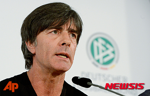 【바르징하우젠(독일)=AP/뉴시스】요하임 뢰브 독일 축구대표팀 감독이 네덜란드와의 평가전을 하루앞둔 17일(한국시간) 독일 바르징하우젠에서 기자회견을 진행하고 있다. 2015.11.17.