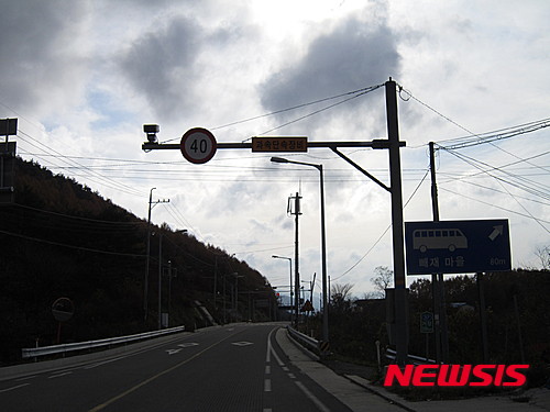 【거창=뉴시스】정경규 기자 = 거창경찰서는 17일 과속으로 인한 교통사고 위험이 남아 있는 고제면 개명리 빼재로 빼재터널 앞에 고정식 무인단속 카메라를 최근 설치하고 운영 중이라고 밝혔다.2015.11.17(사진=겨창경찰서 제공) photo@newsis.com